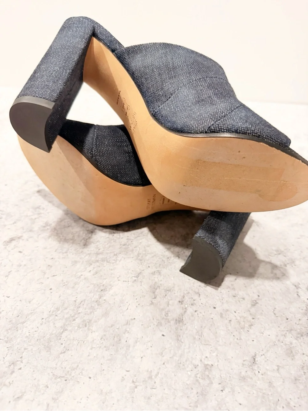 Stuart Weitzman size 5m